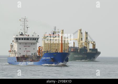 Navires arrivant dans l'estuaire de l'Elbe au large de Cuxhaven Banque D'Images