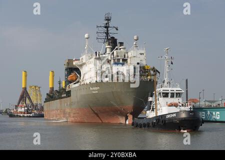 Navire de dragage Sandpiper remorqué dans le bassin de retournement à Bremerhaven. Navire Sandpiper remorqué dans le port Banque D'Images