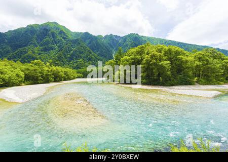 Montagnes et rivière Azusa cristalline dans ce paysage naturel vierge et intact dans les Alpes japonaises ville de Kamikochi, préfecture de Nagano, Japon. Banque D'Images