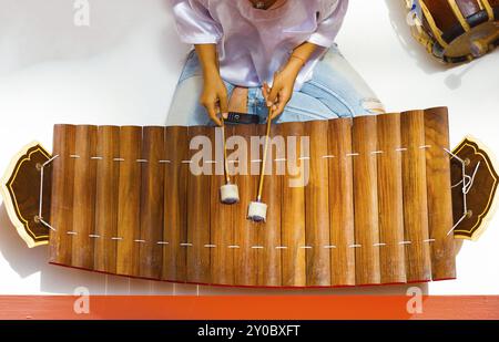 Un Thaï traditionnel en bois, d'instrument de musique ranat ek, ressemblant à un xylophone est joué avec des mailloches vu de directement au-dessus Banque D'Images