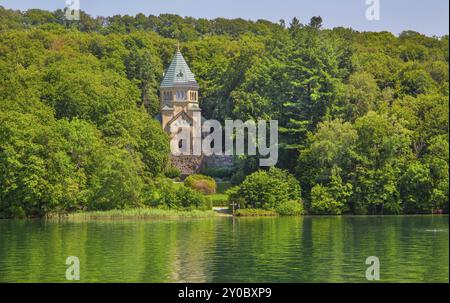 Chapelle votive Chapelle commémorative de St Louis sur le bord du lac avec croix en bois dans le lac, le lieu où le roi Louis II est mort, Berg, lac Starnberg, Banque D'Images