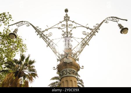 Lampadaire Art Nouveau près de l'Arc de Triomf sur la promenade Passeig de Lluis Companys à Barcelone, Espagne, Europe Banque D'Images