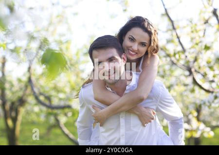 Jeune couple amoureux s'embrasser et s'étreindre dans la nature Banque D'Images