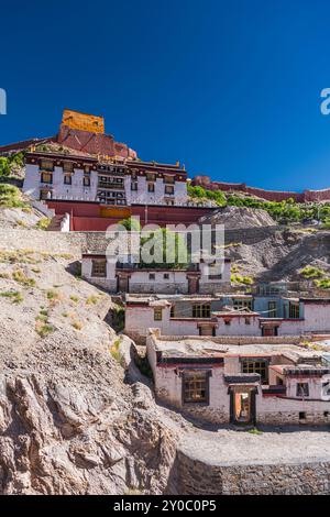 Monastère de Palcho, Gyantse, comté de Gyantse, Tibet, Chine, ciel bleu avec espace de copie pour le texte Banque D'Images