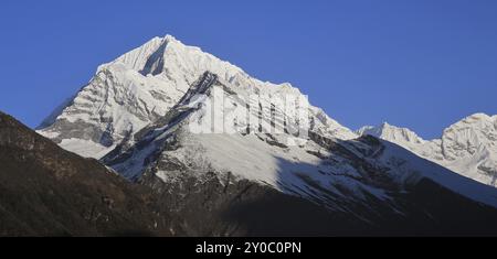 Sunder Peak enneigé et d'autres hautes montagnes au Népal. Vue d'un endroit près de Namche Bazaar Banque D'Images