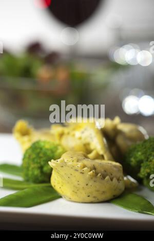 Tortellini aux pois mange-tout et au brocoli Banque D'Images