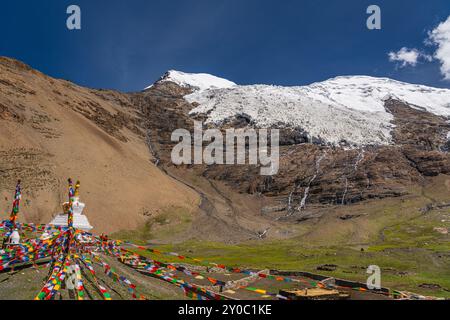 Stupa au col de Karo la, dans la chaîne Lhagoi-Kangri du nord de l'Himalaya, à la frontière des comtés de Nagarze et Gyangz au Tibet. Le PA Banque D'Images