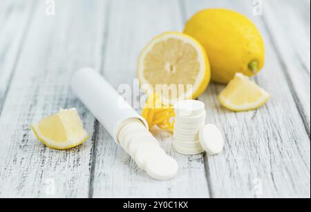 Comprimés de vitamine C en gros plan détaillé élevé sur une table en bois vintage, mise au point sélective Banque D'Images