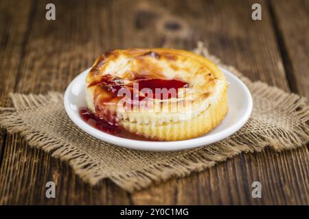 Gâteau au fromage avec berry Sacue sur un arrière-plan vintage comme détaillé close-up shot (selective focus) Banque D'Images