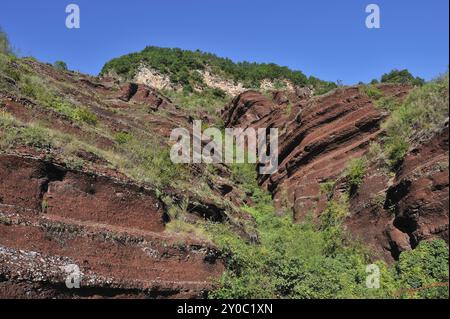 La gorge de Daluis, avec ses rochers rouges en France Banque D'Images