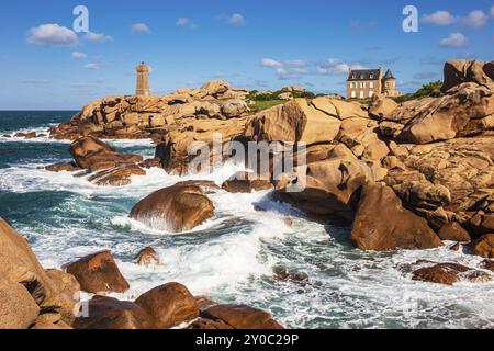 Phare sur la côte Atlantique en Bretagne près de Ploumanach Banque D'Images