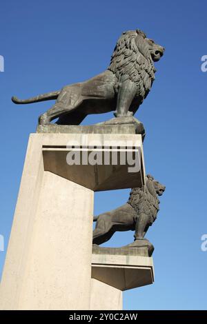 Statues de lion en bronze à l'entrée du pont de pierre (Puente de Piedra) sur l'Èbre à Saragosse, Espagne. Il est aussi appelé pont Lion parce que 2 Banque D'Images