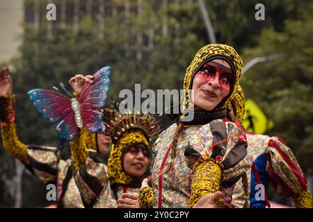 Bogota, Colombie. 28 juillet 2024. Artistes et danseurs participent à un défilé 'Comparsas' célébrant le 486e anniversaire de Bogota, Colombie, le 31 août 2024. Photo par : Cristian Bayona/long Visual Press crédit : long Visual Press/Alamy Live News Banque D'Images