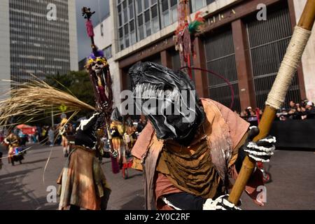 Bogota, Colombie. 28 juillet 2024. Artistes et danseurs participent à un défilé 'Comparsas' célébrant le 486e anniversaire de Bogota, Colombie, le 31 août 2024. Photo par : Cristian Bayona/long Visual Press crédit : long Visual Press/Alamy Live News Banque D'Images