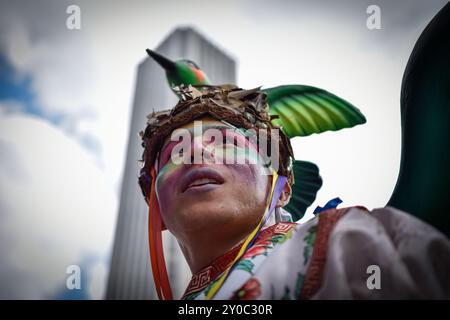 Bogota, Colombie. 28 juillet 2024. Artistes et danseurs participent à un défilé 'Comparsas' célébrant le 486e anniversaire de Bogota, Colombie, le 31 août 2024. Photo par : Cristian Bayona/long Visual Press crédit : long Visual Press/Alamy Live News Banque D'Images