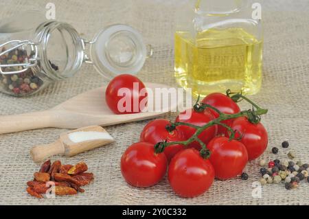 Tomate cerise avec différentes épices Banque D'Images