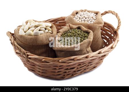 Variété de haricots, différents types de haricots en sac de jute et panier en osier, isolated on white Banque D'Images