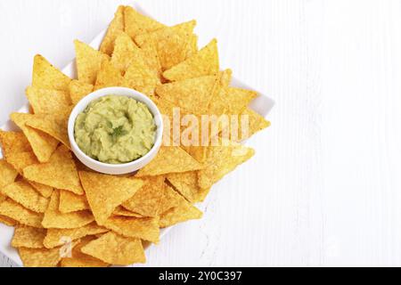 Le guacamole avec des chips de maïs background copy space Banque D'Images