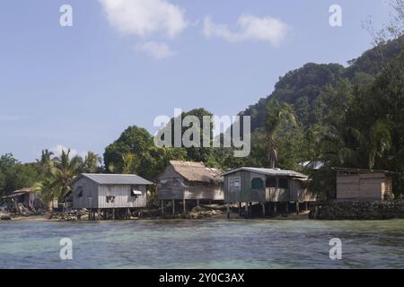 Village de Chea, Îles Salomon, 31 mai 2015 : maisons le long de la côte dans un village des Îles Salomon, Océanie Banque D'Images