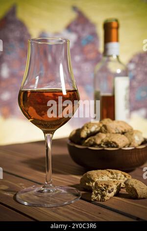 Libre d'un verre de vin italien vin santo et cantucci biscuits sur une table en bois Banque D'Images