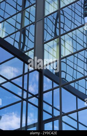 Vue sur la grande hauteur de la gratte-ciel en verre et en acier Banque D'Images