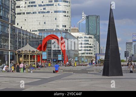 Un carrousel, et les œuvres d'art à la Défense à Paris Banque D'Images