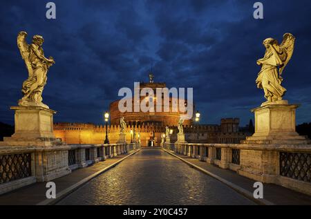 Pont St Angelo Pont de nuit avec statues et château à Rome, Italie, Europe Banque D'Images