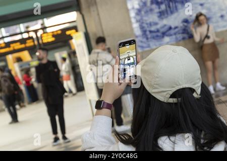 Visite de la gare de Porto-Campanha, une touriste prend une photo avec son smartphone, Porto, Portugal, Europe Banque D'Images