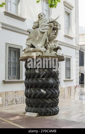 Sculptures à la Placa Gala i Salvador Dali devant le Teatre-Museu Dali à Figueras, Espagne, Europe Banque D'Images