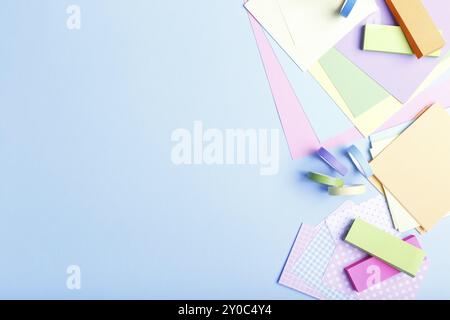 Fournitures papier stationnaire colorés, autocollants et washi tape sur fond de tendance bleu, l'espace ou du texte mise à plat Banque D'Images