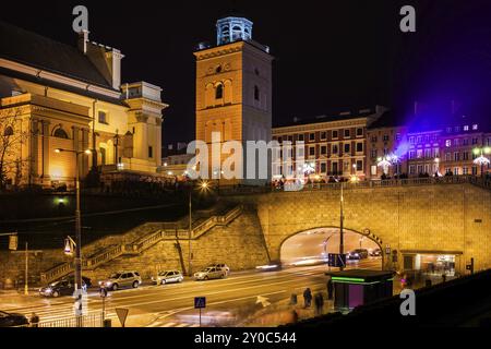 Ville de Varsovie dans la nuit en Pologne, l'Église Sainte-Anne, rue Avenue Solidarité avec tunnel sous la Vieille Ville Banque D'Images