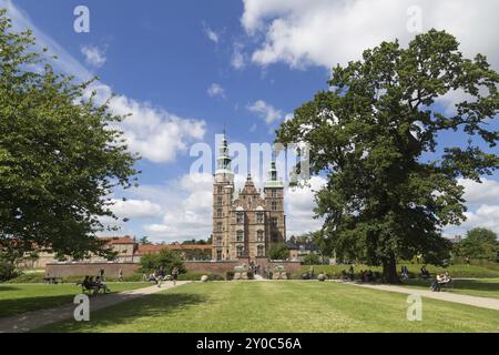 Copenhague, Danemark, 19 juillet 2016 : Château de Rosenborg et jardin du Roi avec des gens qui apprécient l'été, Europe Banque D'Images