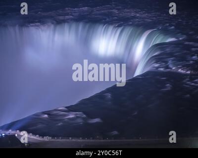 Les chutes du Niagara éclairées la nuit vu du côté canadien Banque D'Images