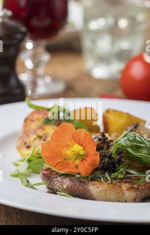 Côtelette de veau grillée au nasturtium Banque D'Images