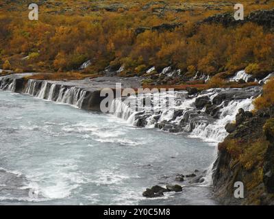 De Wikipedia : les Hraunfossar sont des cascades de la rivière Hvita près des villes de Husafell et Reykholt dans l'ouest de l'Islande. Sur une longueur de approx. Banque D'Images