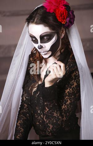 Belle femme peinte comme squelette. Thème de l'Halloween Banque D'Images