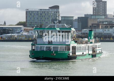 Ferry Gosport arrivant à une jetée avec le port de Portsmouth au loin. Août 2024. Banque D'Images