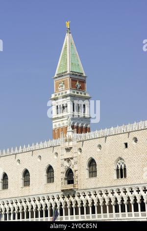 Détail du Palazzo Ducale (Palais des Doges) en style gothique et le clocher de la Basilique de Saint Marc (Basilica di San Marco) en style byzantin en VE Banque D'Images