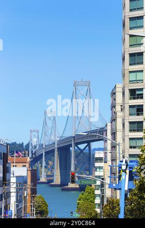 Vue téléphoto sur Harrison Street des tours de Bay Bridge et des appartements résidentiels jusqu'à Treasure Island lors d'une journée d'été ensoleillée à San Franc Banque D'Images