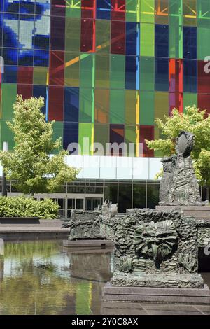 Montréal, Canada, 26 juillet 2008 : Palais des congrès de Montréal avec sa façade colorée et la fontaine, Amérique du Nord Banque D'Images