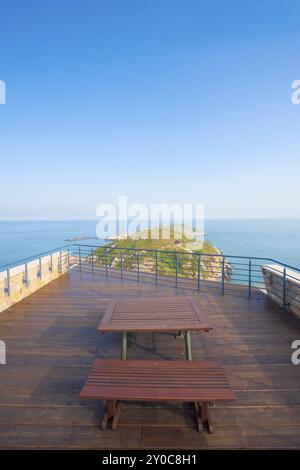 Un magnifique paysage marin et un paysage de promontoire depuis le point de vue au sommet du Musée d'histoire militaire sur l'île de Beigan des îles Matsu à Taiwan. Vertical Banque D'Images