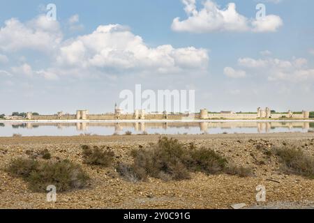 La forteresse d'Aigues-Mortes en Camargue, dans le sud de la France Banque D'Images