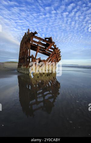 Le naufrage de Peter Iredale près d'Astoria Oregon pris près du coucher du soleil Banque D'Images