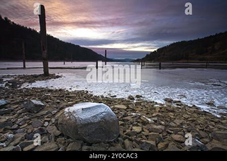 Par le lac partiellement gelé au coucher du soleil près de coeur d'Alene, Idaho Banque D'Images