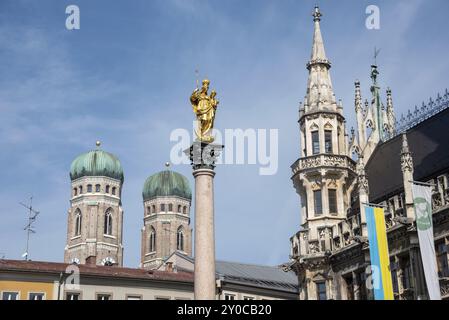 Statue dorée de la Vierge Marie devant le nouvel hôtel de ville, derrière elle les dômes en oignon de l'église notre-Dame, Munich, Bavière, Allemagne, Europe Banque D'Images