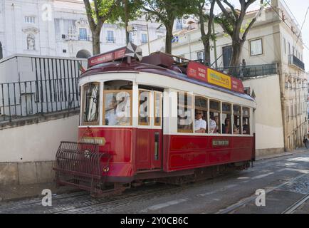 Un tramway historique rouge traverse la ville avec des touristes à bord, Tram, Carros electricos de Lisboa, Electricos de Lisboa, Lisbonne Premium tramway, Old Banque D'Images