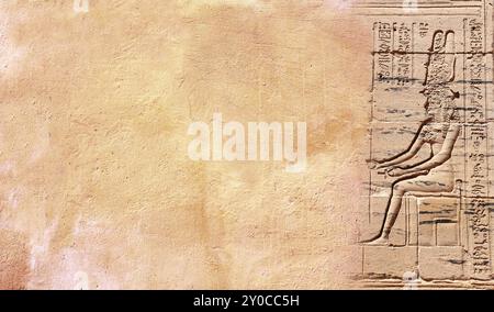 Fond horizontal avec des hiéroglyphes égyptiens anciens et bas-relief de la déesse Isis sur le mur de pierre, Egypte, Afrique. Toile de fond avec sculpture en grès Banque D'Images