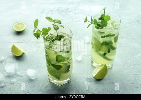 Cocktail Mojito, deux verres. Boisson froide d'été avec citron vert, menthe fraîche et glace. Boisson fraîche, photographie alimentaire, photographie alimentaire Banque D'Images