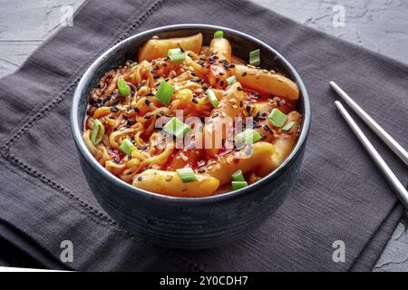 Rabokki, tteokbokki ou topokki avec ramen, cuisine de rue coréenne, gâteaux de riz épicés à la sauce gochujang au poivron rouge, un plat populaire, photographie culinaire Banque D'Images