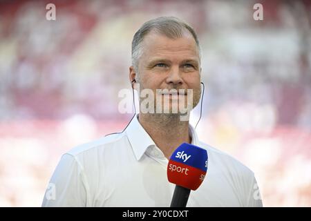 Entretien avec le directeur sportif Fabian Wohlgemuth VfB Stuttgart, microphone, Micro, logo, SKY, MHPArena, MHP Arena Stuttgart, Bade-Wuerttemberg, Banque D'Images